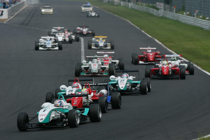 決勝レースがスタート。予選3位の山本尚貴（Real）が2位に上がる