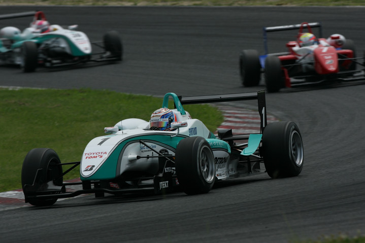 昨日の第11戦に続きまたまたカルロ・ヴァン・ダム（PETORONAS TOM'S）がポールトゥウイン