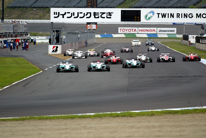 第13戦の決勝レースがスタート。カルロ・ヴァン・ダム（PETRONAS TOM'S）がスタートを決める