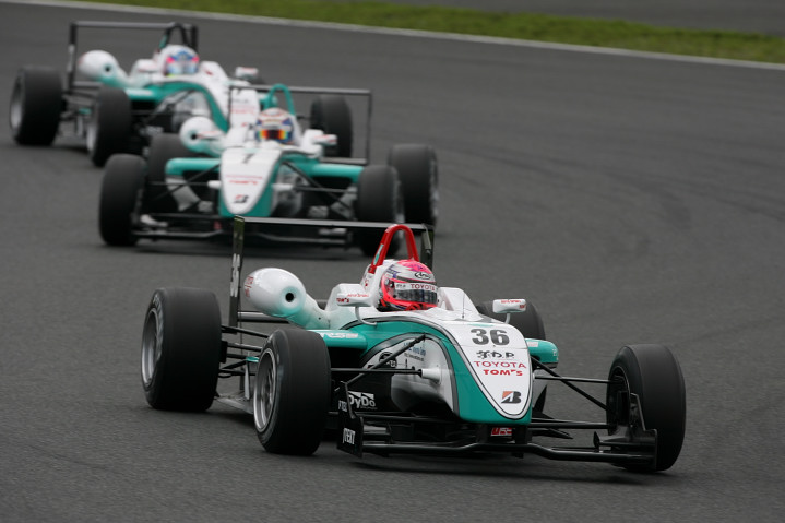 決勝レース: スタートでトップに立った国本京佑（TOM'S）がそのまま逃げ切り今季3勝目