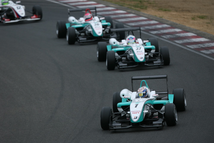 決勝レース: トムス勢の3台に割ってはいるマシンなし。ポールスタートのカルロ・ヴァン・ダムが優勝