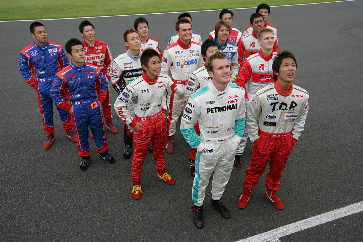 公式予選終了後行われた今シーズン参加ドライバーの撮影会