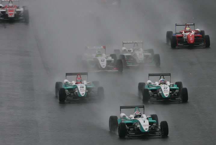 今シーズン最後のレースがスタートした