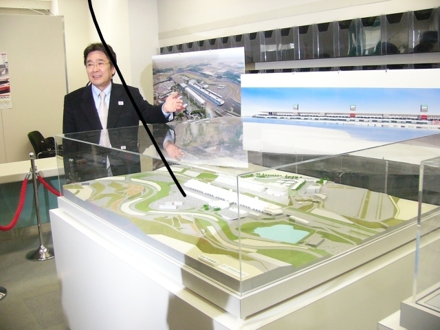 鈴鹿サーキット取締役土屋一正氏がサーキットの大幅改修についての説明を行った