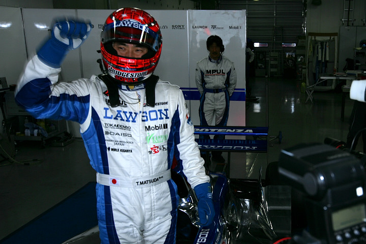 ポールを決めてガッツポーズの松田次生（LAWSON IMPUL）