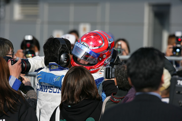 スタッフと抱き合う松田次生