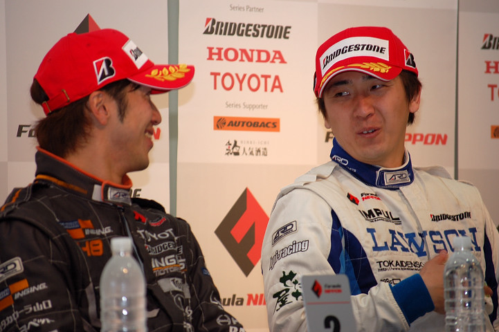 決勝記者会見にて　優勝の松田次生と2位の立川祐治