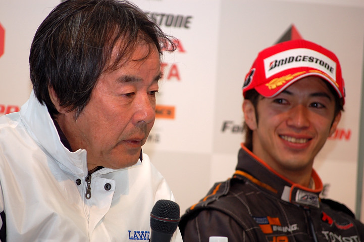 優勝記者会見にて　優勝監督の星野一義と2位の立川祐路