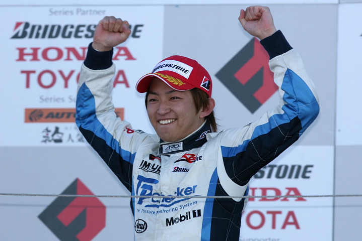 2位に入り喜びを全身で表すのは、ルーキー平手晃平（TP Checker IMPUL）