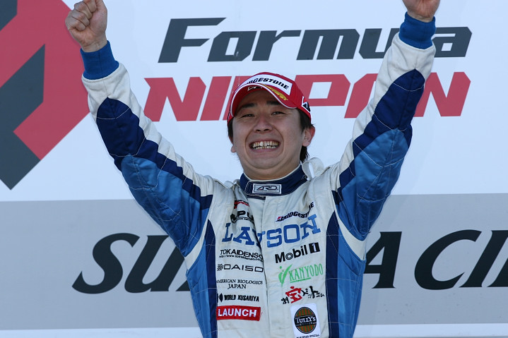 表彰式で喜ぶ、地元鈴鹿で初優勝の松田次生（LAWSON IMPUL）