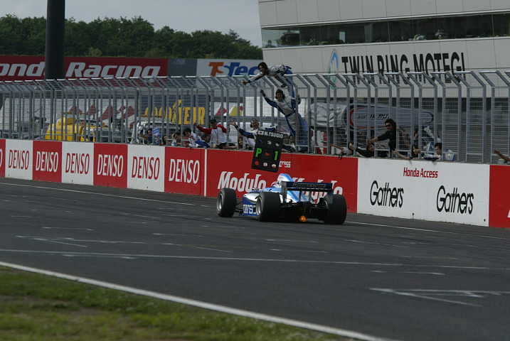 歓喜のピットクルーに迎えられゴールする松田次生（LAWSON TEAM IMPUL）