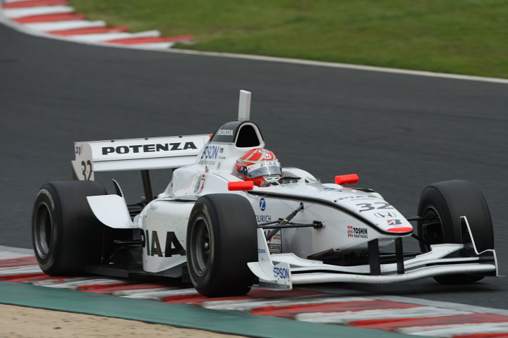 予選2位の小暮卓史（PIAA NAKAJIMA）は不可解なドライビングスルーペナルティを受け後退