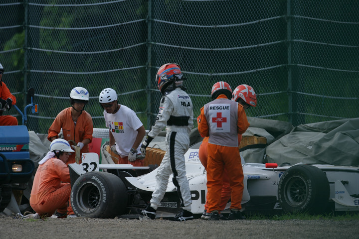 日曜朝のフリー走行、小暮卓史（PIAA NAKAJIMA）はデグナーでクラッシュしてしまった