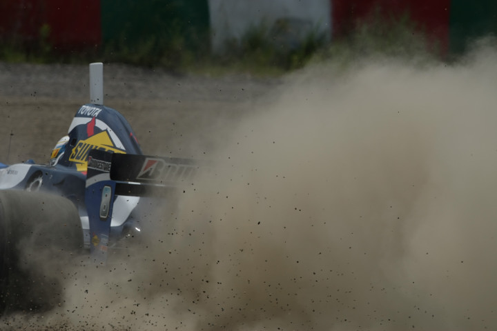 決勝レース1: 石浦宏明（LeMans）は、開始早々1コーナーで飛び出し万事休す