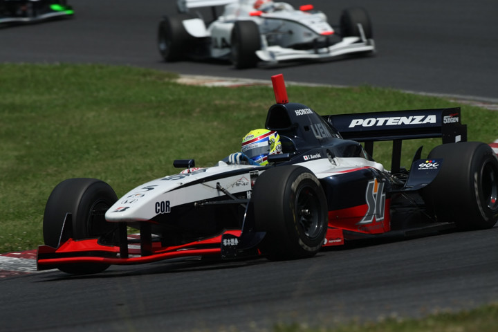 決勝レース1: 序盤2位を快走していた金石年弘(5ZIGEN)だったが、惜しくもトラブルでリタイア