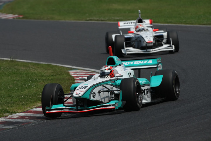 決勝レース1: ランキング上での松田次生のライバル、アンドレ･ロッテラー（TOM'S）は、手堅く2位