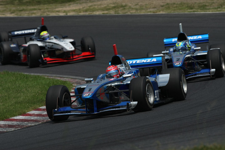 決勝レース1: 僚友のブノワ･トレルイエをパスしてからは独走で優勝した松田次生（LAWSON IMPUL）