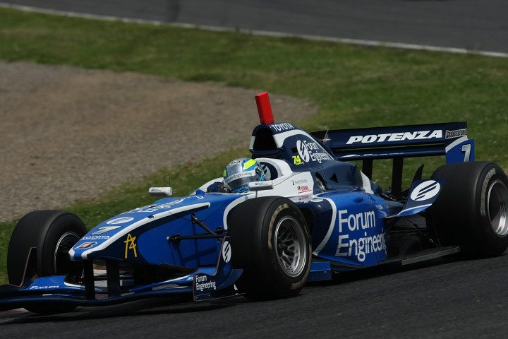 決勝レース1: 作戦成功？　8位に入りレース2でポールポジションからスタートする本山哲（LeMans）