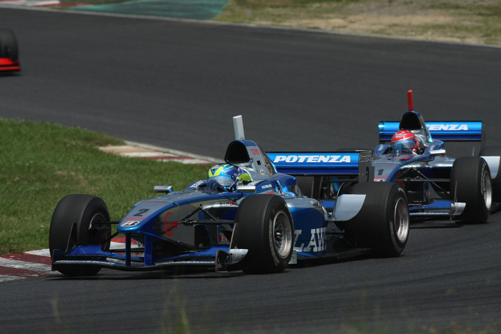 決勝レース1: 予選2位からスタートでトップに立ったブノワ･トレルイエ（LAWSON IMPUL）だがトラブルで後退