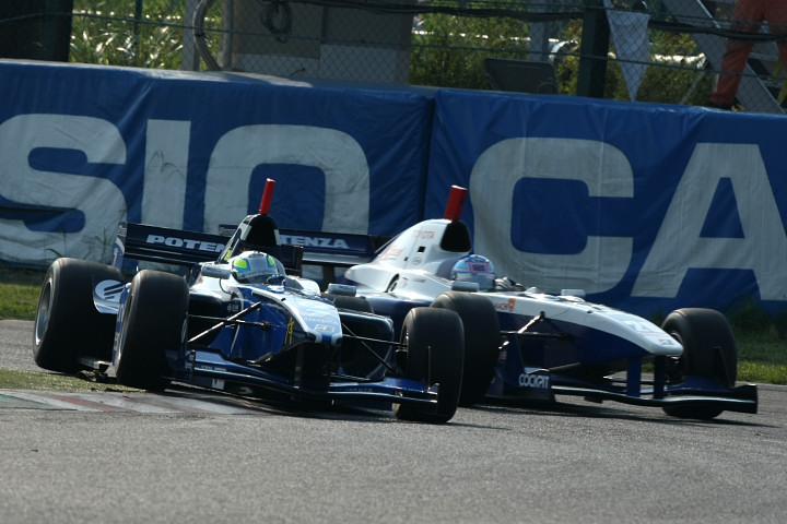 決勝レース2: シケインで本山哲に仕掛ける平手晃平（TP Checker IMPUL）、しかし抜けず