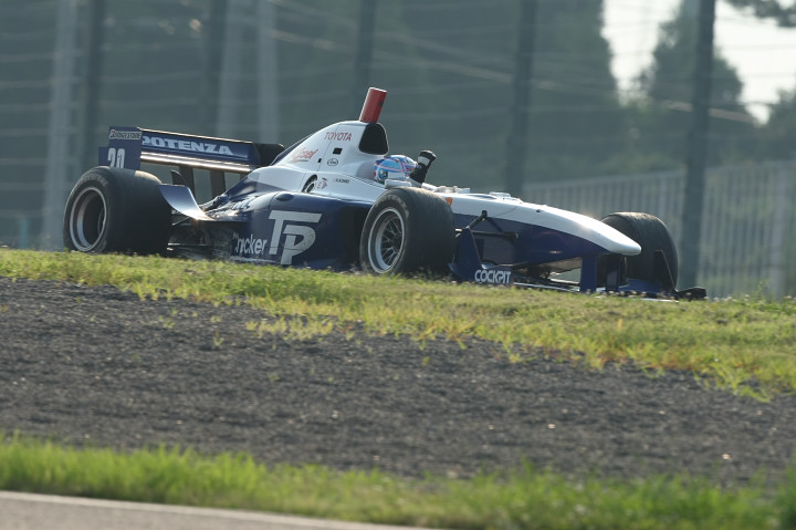 決勝レース2: 優勝してガッツポーズの平手晃平（TP Checker IMPUL）