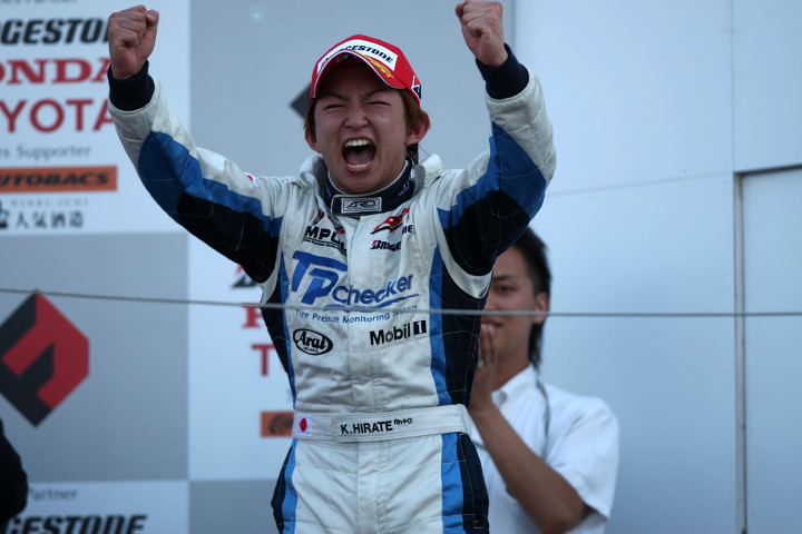 決勝レース2: ポディウムにて全身で喜びを爆発させる平手晃平（TP Checker IMPUL）