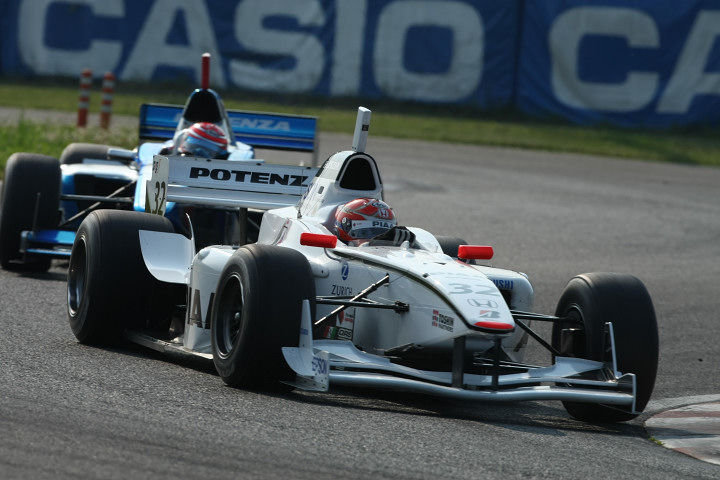 決勝レース2: 松田次生が小暮卓史を狙うが抜けず、結局スタート順位の8位でレースを終える