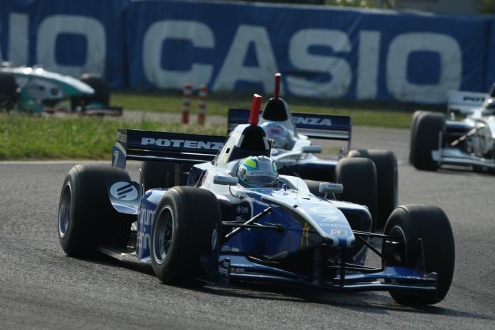 決勝レース2: ポールからスタートし、トップを守ってた本山哲（LeMans）の背後に平手晃平が迫る