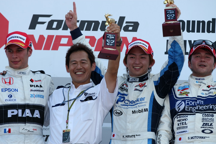 決勝レース2: ポディウムにて、上位3名と優勝監督