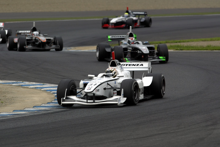 決勝第1レース: 優勝したのは松田次生（IMPUL）をパスしたロイック・デュバル（NAKAJIMA）