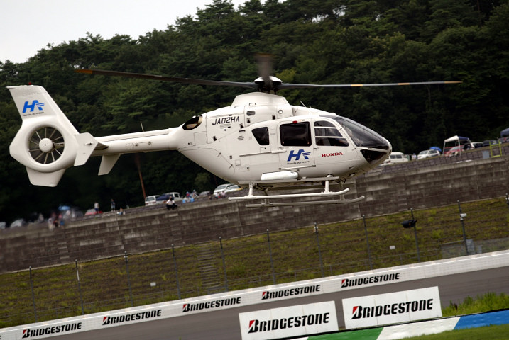 決勝第1レース: 激しくクラッシュした平手晃平（IMPUL）がヘリコプターで病院に運ばれる