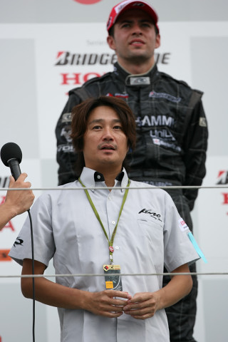 決勝第1レース: 初優勝を喜ぶオリベイラとKONDO RACINGの近藤真彦監督