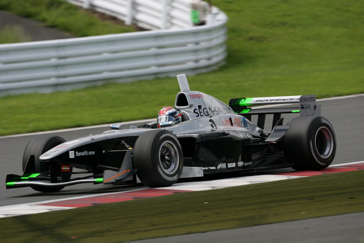 決勝第1レース: ジョアオ・パオロ・デ・オリベイラ（KONDO）がポールトゥウインで初優勝