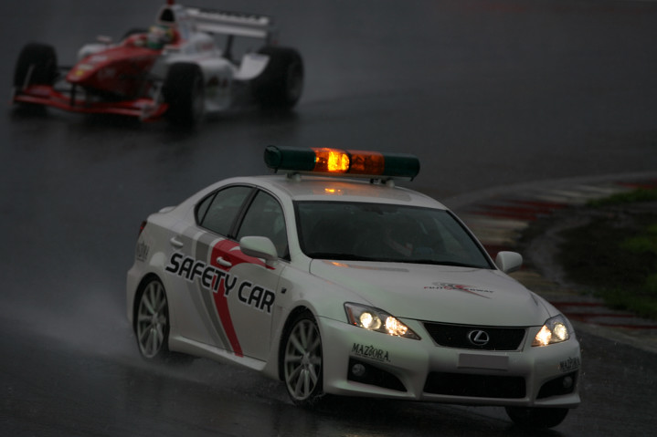 決勝第2レース: 荒天のためレースはペースカー先導でスタートした