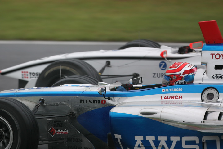 松田次生（インパル）が小暮卓史（ナカジマ）をとらえて2位に上がる