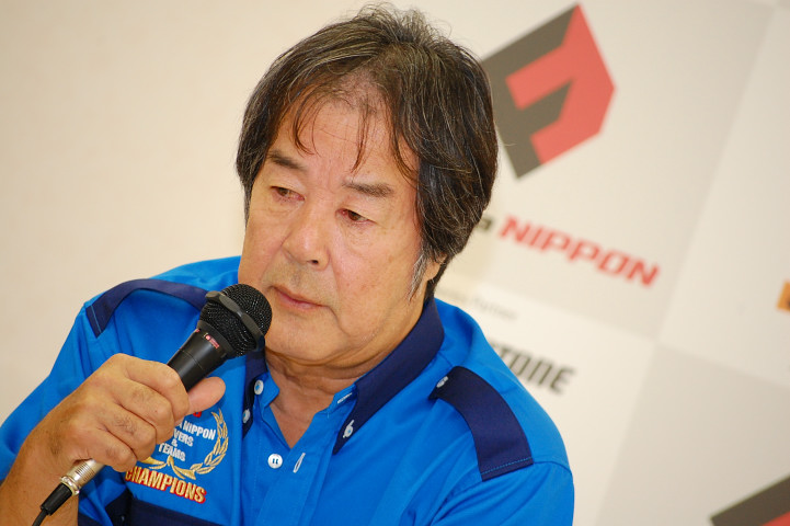 決勝記者会見にて、優勝チームの星野一義監督（LAWSON TEAM IMPUL）