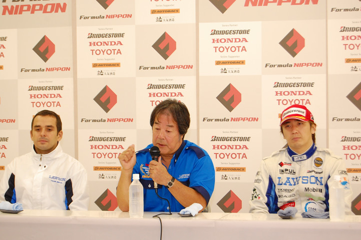年間チームチャンピオン記者会見にて、ローソンチームインパルの監督とドライバー
