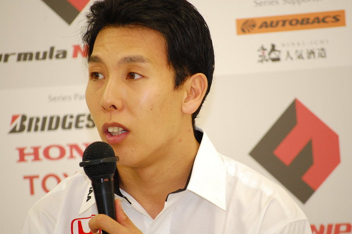 決勝記者会見にて、2位は小暮卓史（PIAA NAKAJIMA RACING）