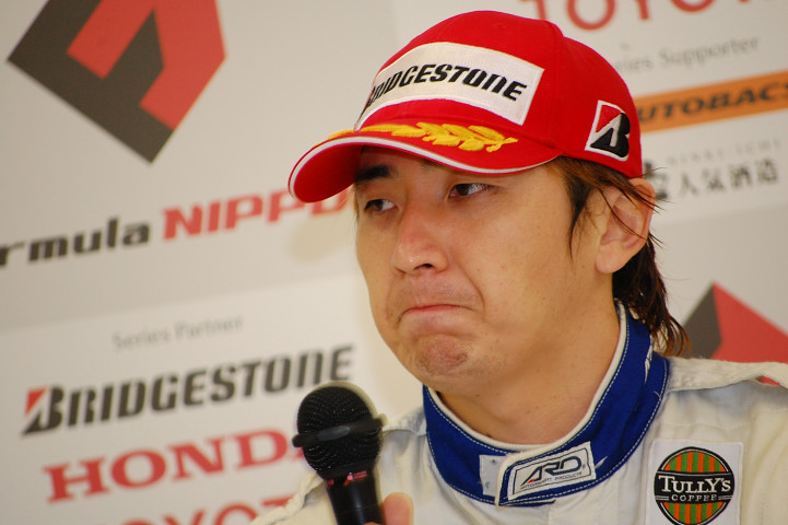 決勝記者会見にて、優勝の松田次生（LAWSON TEAM IMPUL）