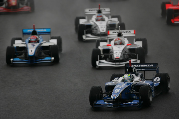 ホールショットはポールの本山哲（ルマン）だったが