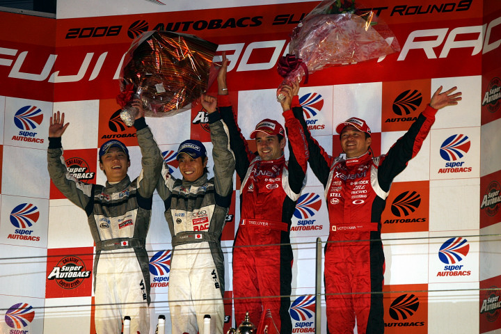 2008年度ドライバーズチャンピオンを獲得した両クラスのドライバーたち