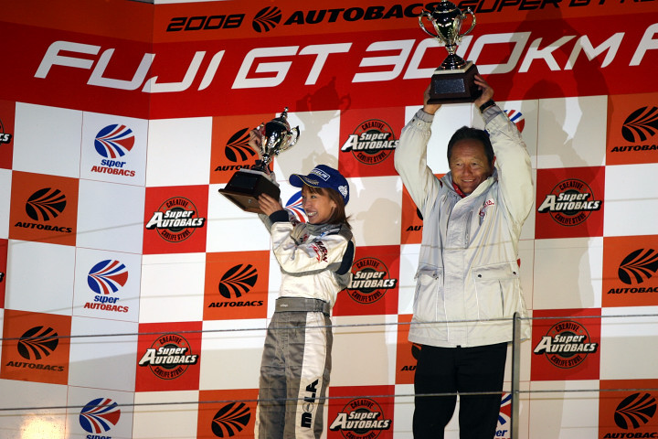 2008年度のチームチャンピオンを獲得した両クラスの監督