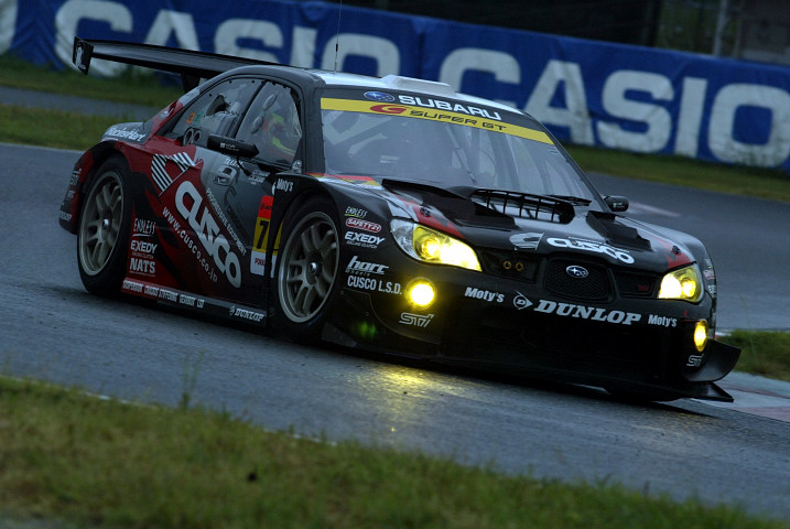 公式予選1回目: ウェットなら水を得た魚、クスコDUNLOPスバルインプレッサがGT３００クラスの暫定ポール