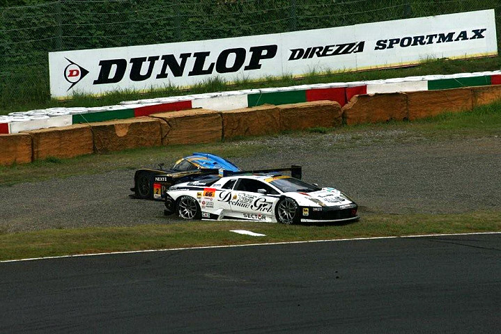 1000km連勝を目指して上位を快走していた紫電だが91周目のヘアピンでガイヤルドと絡んで万事休す