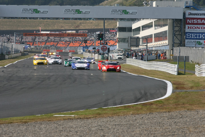 GT500クラスのスタートシーン