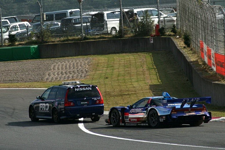 予選2回目でストップしてしまい、レッカーのお世話になったRAYBRIG NSX