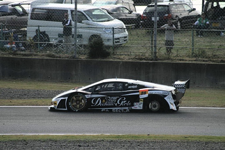 決勝レースでタイヤが脱落、3輪走行する松田秀士（LAMBORGHINI GALLARDO RG-3）