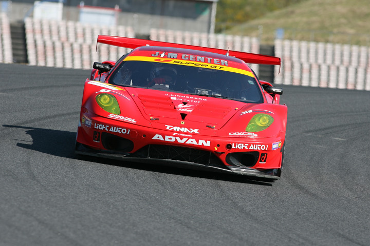 GT300クラススーパーラップ: ポールポジションのJIMCENTER ADVAN F430（田中哲也／植田正幸組）