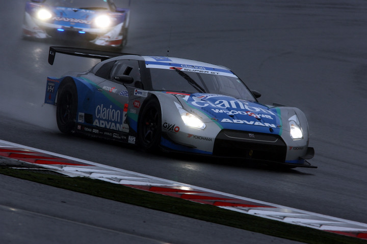 公式予選1回目: 土壇場での逆転、暫定ポールはWOODONE ADVAN Clalion GT-R（オリベイラ／荒組）