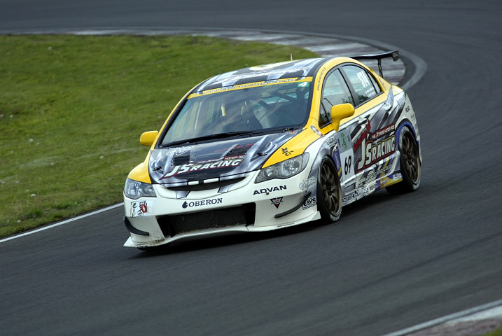 ST4クラス優勝はJ'S RACING CIVIC ADVAN（梅本淳一／久保田英夫組）